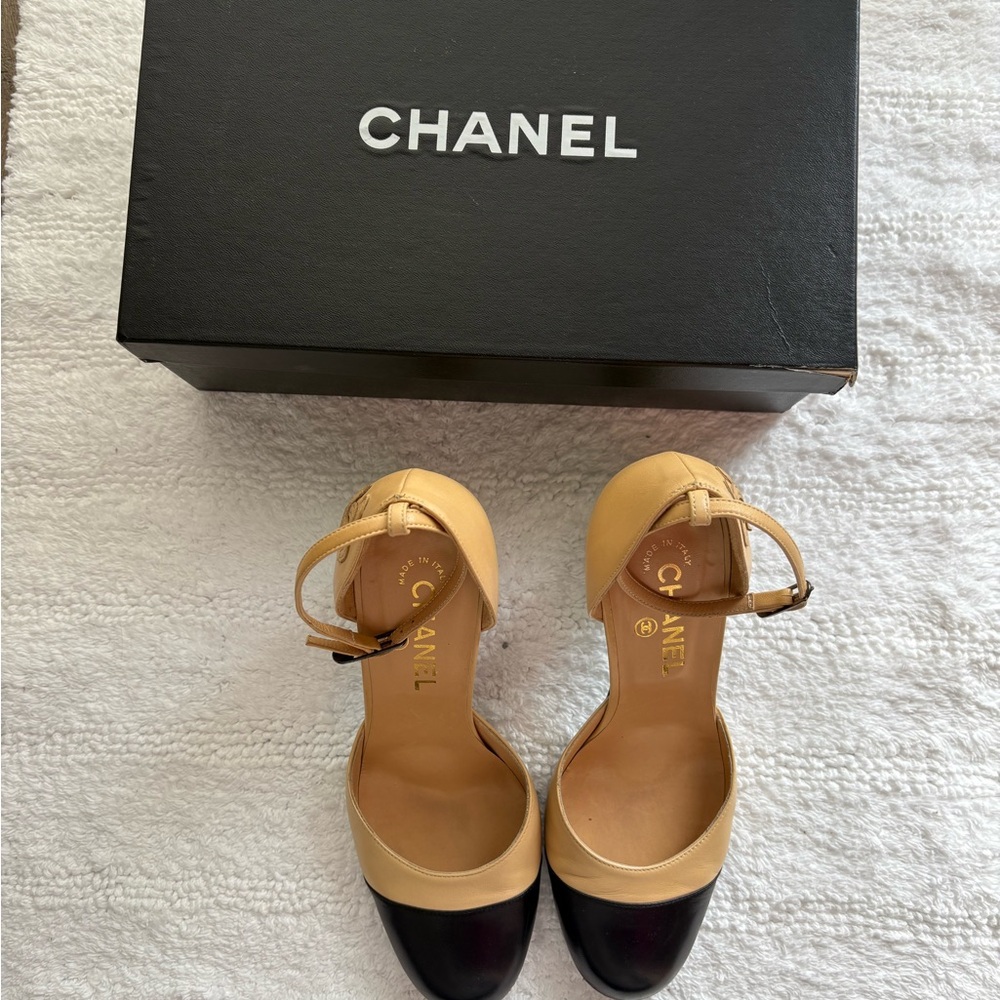 CHANEL Women's Two-Tone classic Beige and Black cap toe Vintage Heels